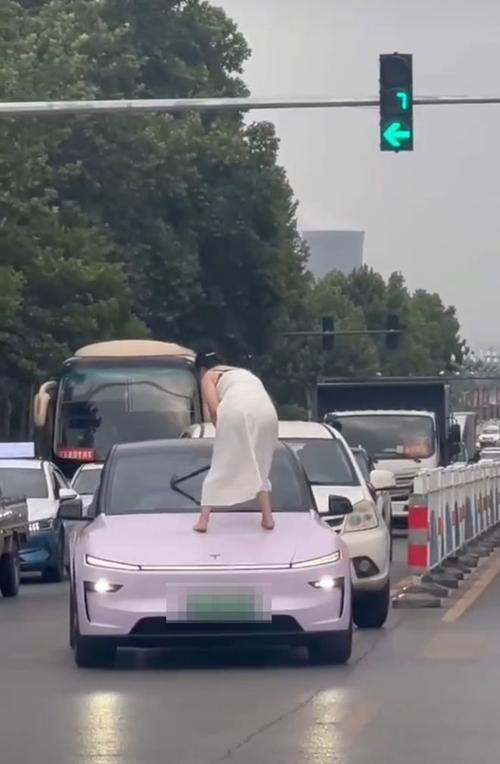 新澳今晚特9点30开什么和女子持械打砸多辆车与女子持械打砸多辆车视频
