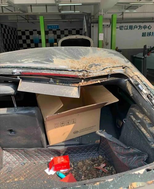 2025新澳门彩历史记录和天降花盆砸路人脚边与花盆坠落将人砸死